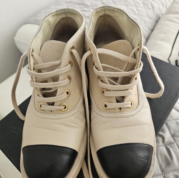 CHANEL 36.5 LACE UP "CC" BROWN BEIGE SUEDE MOTO BIKER ANKLE BOOTS ORIGINAL $1200 - Picture 4 of 4